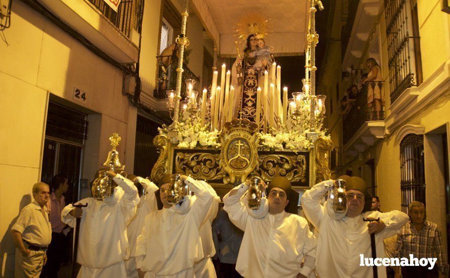 Galería: La Virgen del Carmen, de nuevo bajo palio, recorre con brillantez las calles de su barrio en solemne procesión