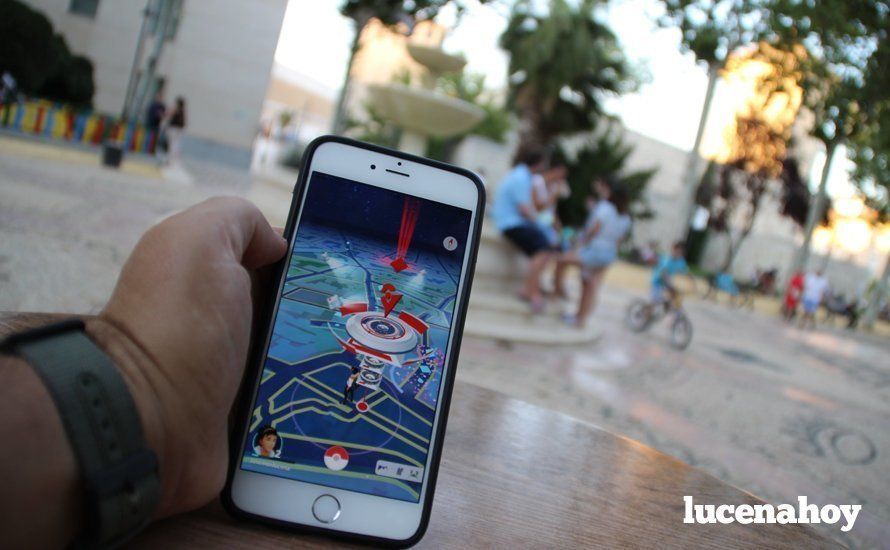  El popular juego lleva a muchos jóvenes a monumentos y parques como el Coso, donde se sitúa un "gimnasio" Pokémon 