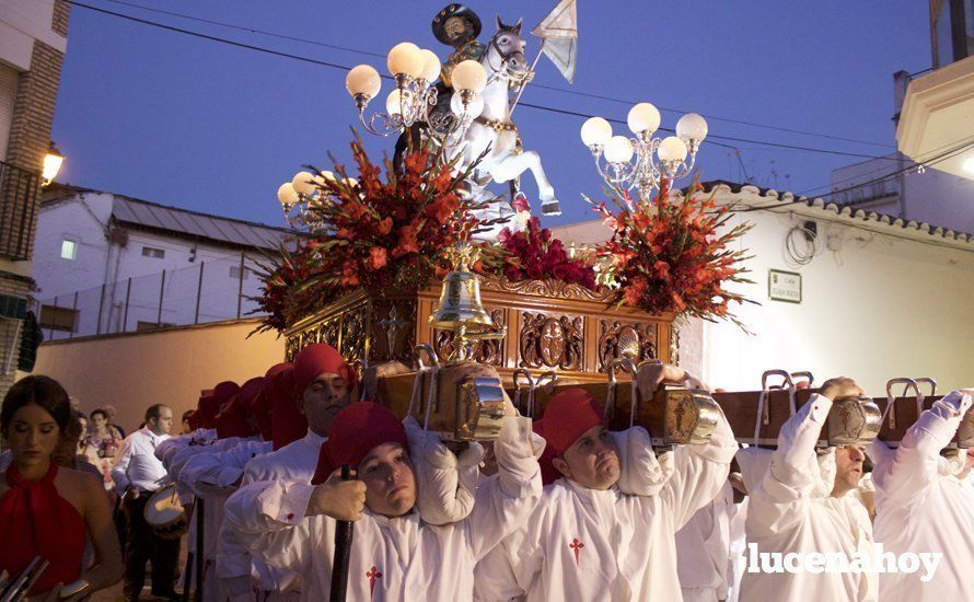 Galería: El Apostol Santiago, fiel a su cita anual, recorre las calles de su barrio a hombros de la cuadrilla de Jesús Cobos