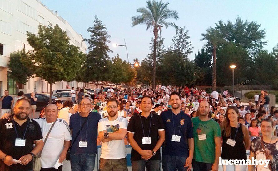  Miembros de la directiva de la asociación vecinal durante la jornada de cine de verano, con lleno en los Jardines de las Letras
 