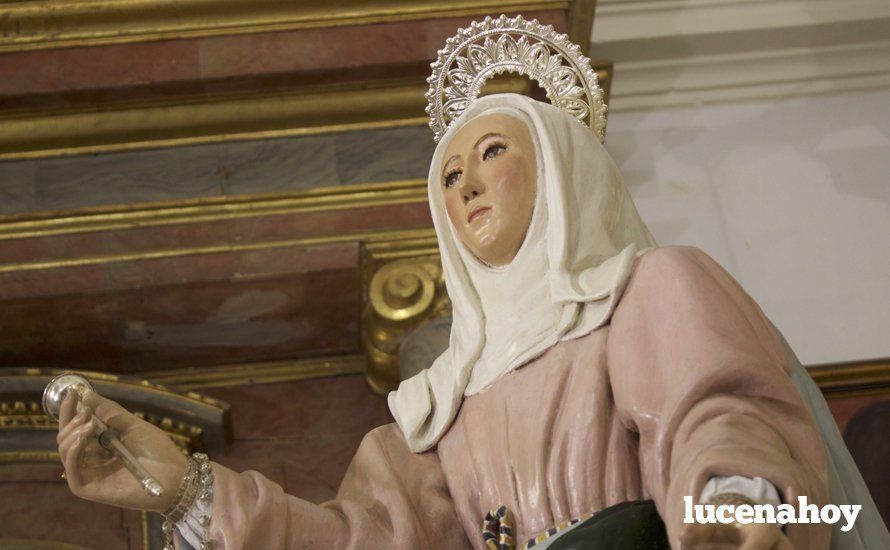 Galería: Un grupo de mujeres porta a Santa Marta por el barrio del Valle tras su restauración Galería: Un grupo de mujeres porta a Santa Marta por el barrio del Valle tras su restauración