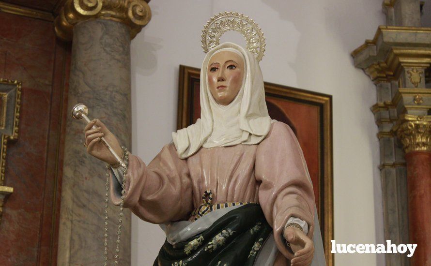 Galería: Un grupo de mujeres porta a Santa Marta por el barrio del Valle tras su restauración Galería: Un grupo de mujeres porta a Santa Marta por el barrio del Valle tras su restauración