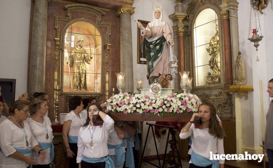 Galería: Un grupo de mujeres porta a Santa Marta por el barrio del Valle tras su restauración Galería: Un grupo de mujeres porta a Santa Marta por el barrio del Valle tras su restauración