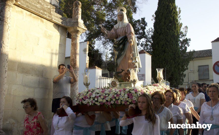 Galería: Un grupo de mujeres porta a Santa Marta por el barrio del Valle tras su restauración Galería: Un grupo de mujeres porta a Santa Marta por el barrio del Valle tras su restauración