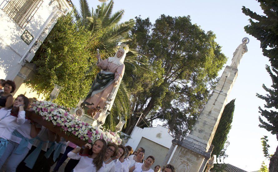 Galería: Un grupo de mujeres porta a Santa Marta por el barrio del Valle tras su restauración Galería: Un grupo de mujeres porta a Santa Marta por el barrio del Valle tras su restauración