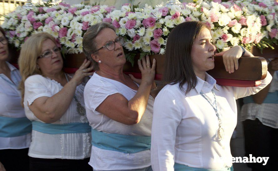 Galería: Un grupo de mujeres porta a Santa Marta por el barrio del Valle tras su restauración Galería: Un grupo de mujeres porta a Santa Marta por el barrio del Valle tras su restauración