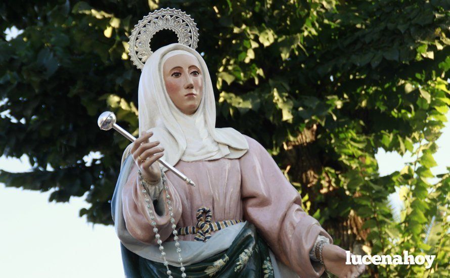 Galería: Un grupo de mujeres porta a Santa Marta por el barrio del Valle tras su restauración Galería: Un grupo de mujeres porta a Santa Marta por el barrio del Valle tras su restauración