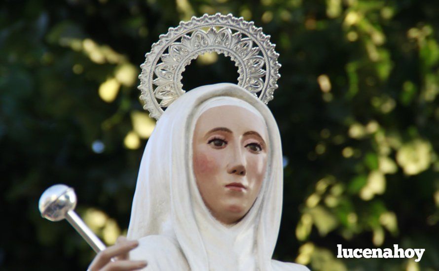 Galería: Un grupo de mujeres porta a Santa Marta por el barrio del Valle tras su restauración Galería: Un grupo de mujeres porta a Santa Marta por el barrio del Valle tras su restauración