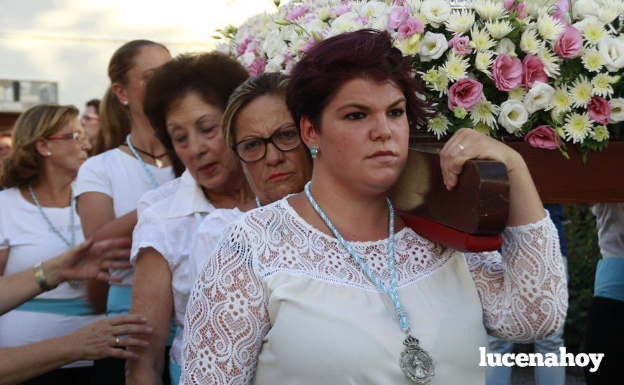 Galería: Un grupo de mujeres porta a Santa Marta por el barrio del Valle tras su restauración Galería: Un grupo de mujeres porta a Santa Marta por el barrio del Valle tras su restauración