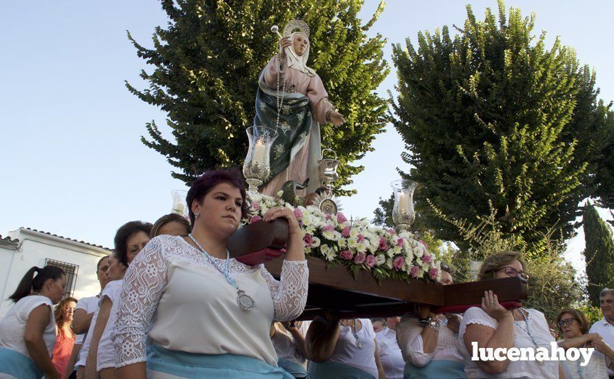 Galería: Un grupo de mujeres porta a Santa Marta por el barrio del Valle tras su restauración Galería: Un grupo de mujeres porta a Santa Marta por el barrio del Valle tras su restauración