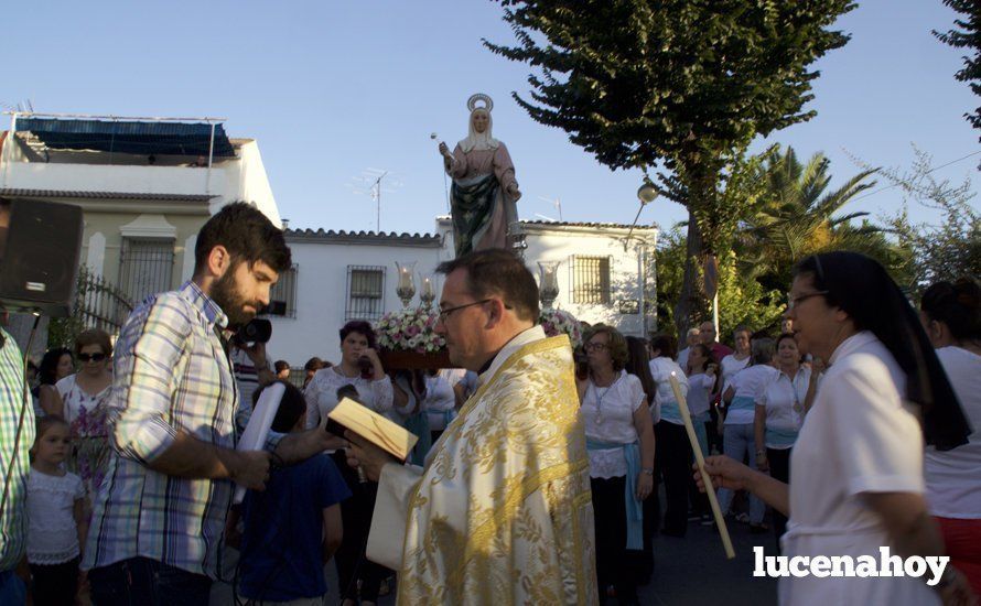 Galería: Un grupo de mujeres porta a Santa Marta por el barrio del Valle tras su restauración Galería: Un grupo de mujeres porta a Santa Marta por el barrio del Valle tras su restauración