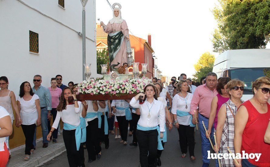 Galería: Un grupo de mujeres porta a Santa Marta por el barrio del Valle tras su restauración Galería: Un grupo de mujeres porta a Santa Marta por el barrio del Valle tras su restauración