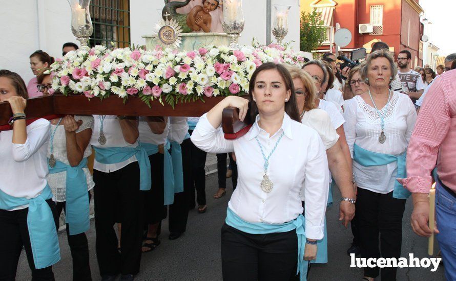 Galería: Un grupo de mujeres porta a Santa Marta por el barrio del Valle tras su restauración Galería: Un grupo de mujeres porta a Santa Marta por el barrio del Valle tras su restauración