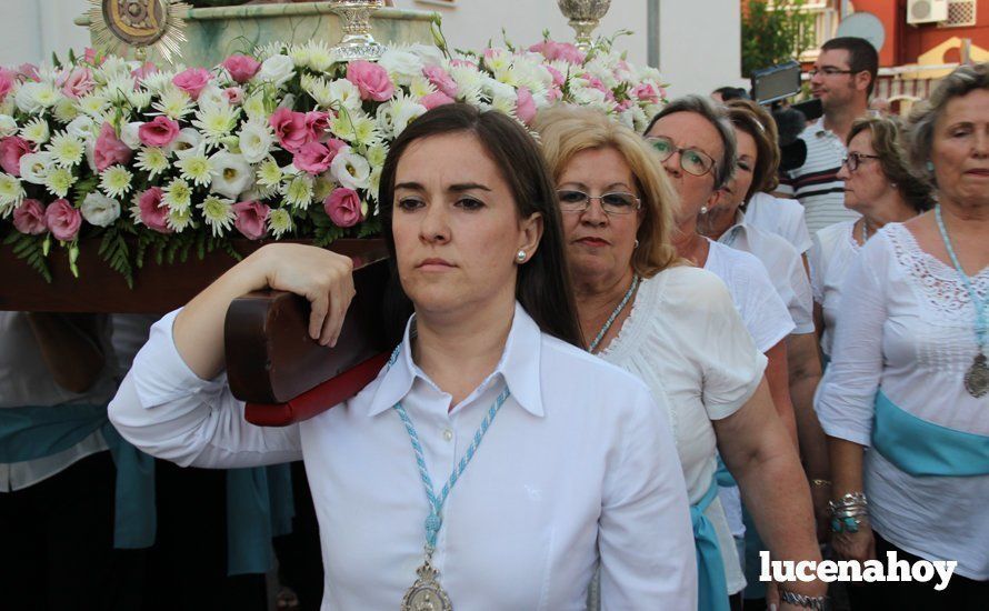 Galería: Un grupo de mujeres porta a Santa Marta por el barrio del Valle tras su restauración Galería: Un grupo de mujeres porta a Santa Marta por el barrio del Valle tras su restauración