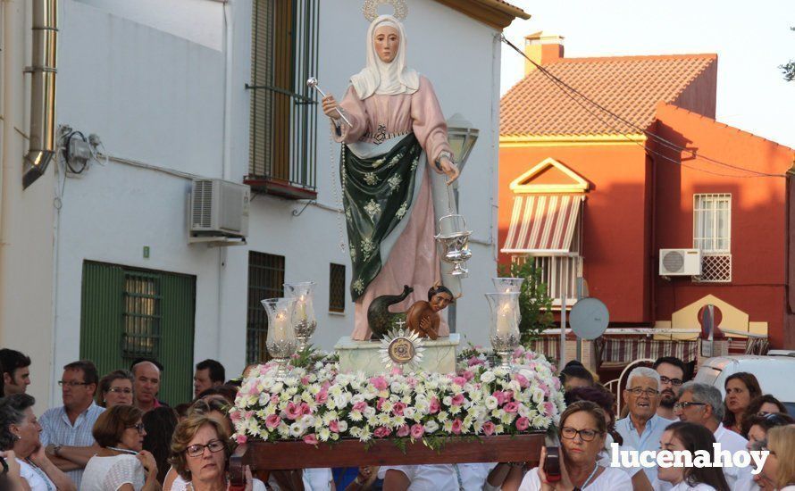 Galería: Un grupo de mujeres porta a Santa Marta por el barrio del Valle tras su restauración Galería: Un grupo de mujeres porta a Santa Marta por el barrio del Valle tras su restauración
