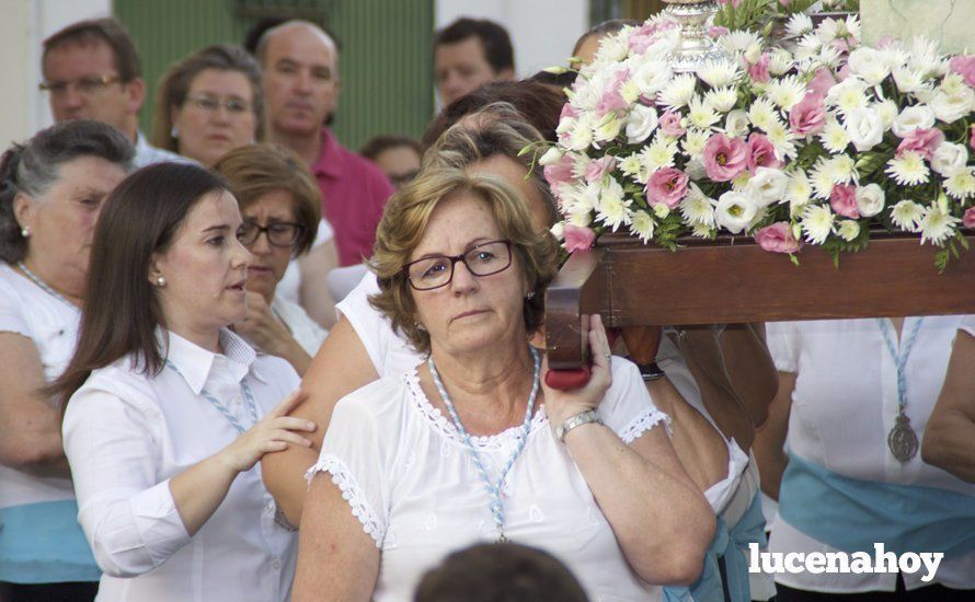 Galería: Un grupo de mujeres porta a Santa Marta por el barrio del Valle tras su restauración Galería: Un grupo de mujeres porta a Santa Marta por el barrio del Valle tras su restauración