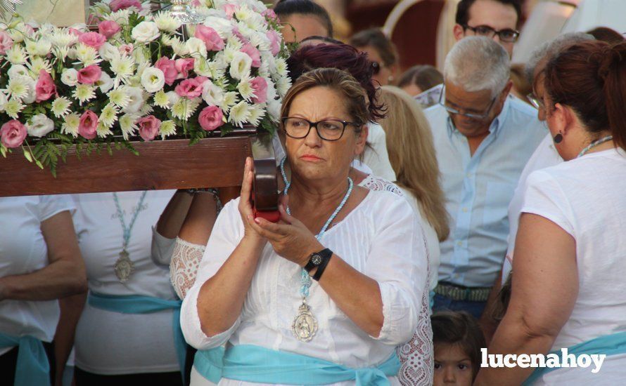 Galería: Un grupo de mujeres porta a Santa Marta por el barrio del Valle tras su restauración Galería: Un grupo de mujeres porta a Santa Marta por el barrio del Valle tras su restauración