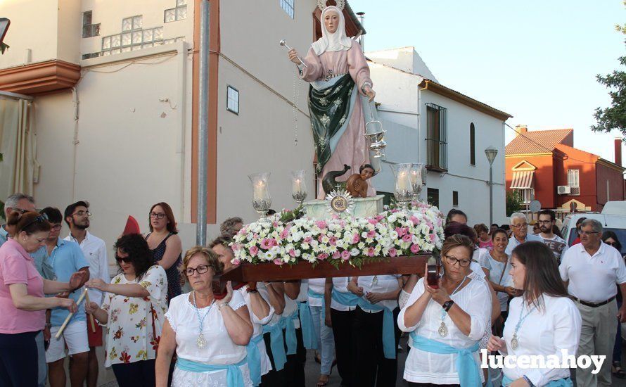 Galería: Un grupo de mujeres porta a Santa Marta por el barrio del Valle tras su restauración Galería: Un grupo de mujeres porta a Santa Marta por el barrio del Valle tras su restauración
