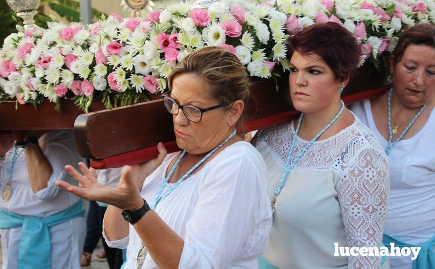 Galería: Un grupo de mujeres porta a Santa Marta por el barrio del Valle tras su restauración Galería: Un grupo de mujeres porta a Santa Marta por el barrio del Valle tras su restauración
