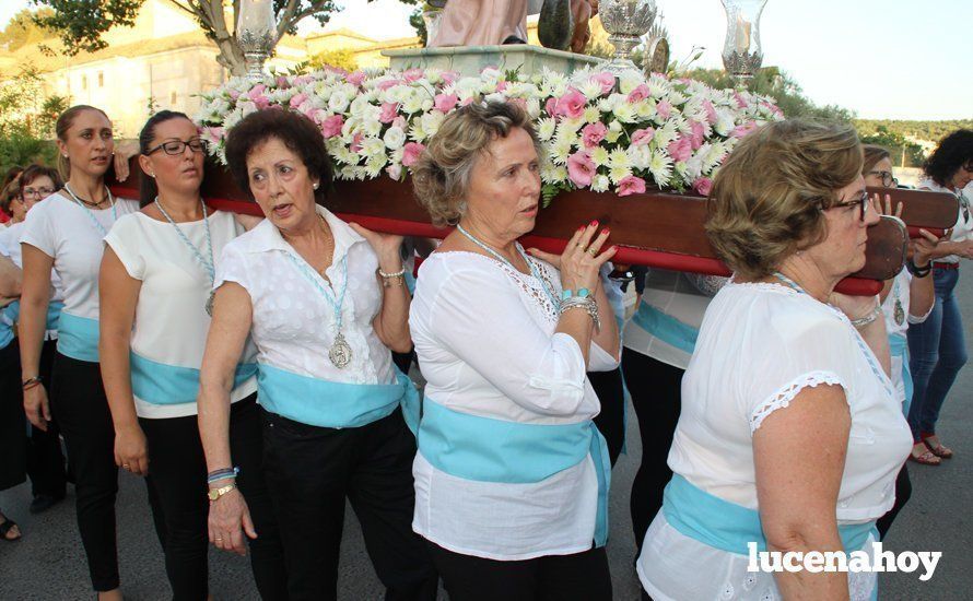 Galería: Un grupo de mujeres porta a Santa Marta por el barrio del Valle tras su restauración Galería: Un grupo de mujeres porta a Santa Marta por el barrio del Valle tras su restauración