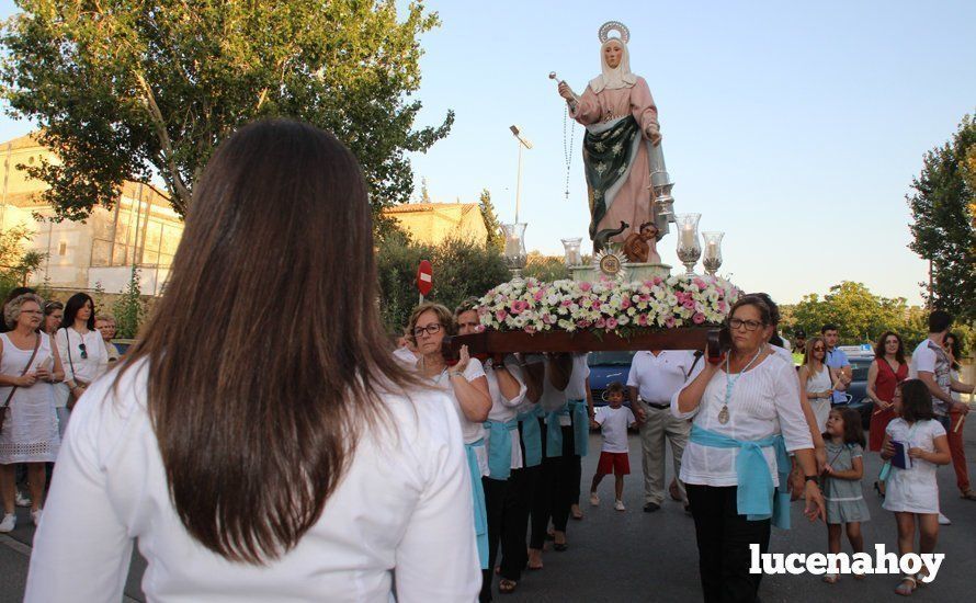 Galería: Un grupo de mujeres porta a Santa Marta por el barrio del Valle tras su restauración Galería: Un grupo de mujeres porta a Santa Marta por el barrio del Valle tras su restauración