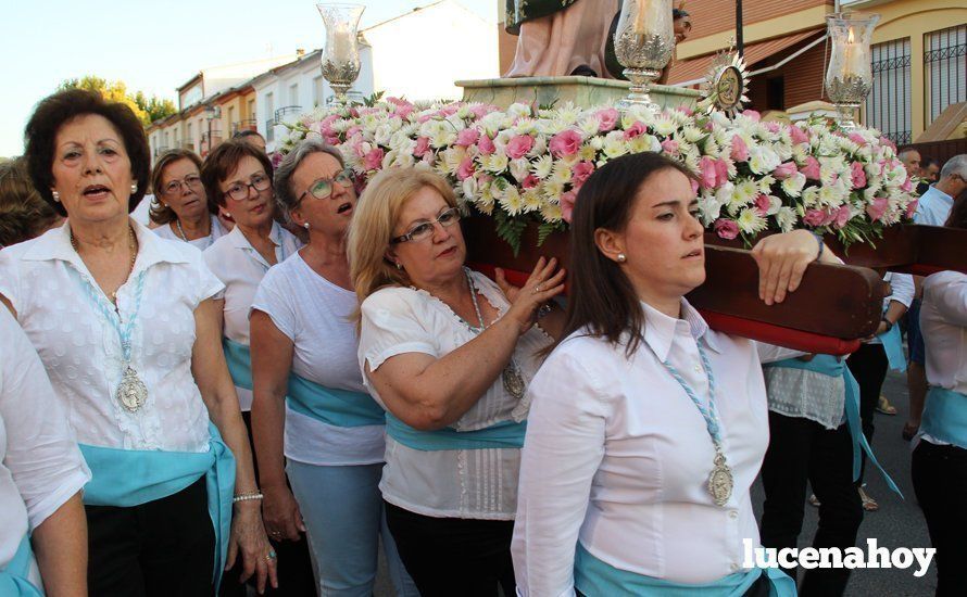 Galería: Un grupo de mujeres porta a Santa Marta por el barrio del Valle tras su restauración Galería: Un grupo de mujeres porta a Santa Marta por el barrio del Valle tras su restauración