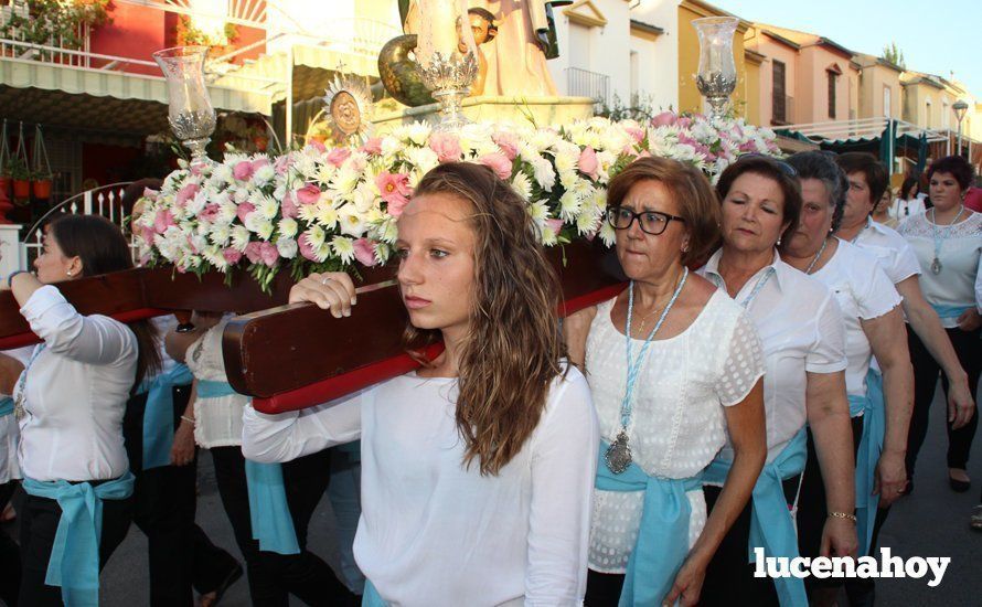 Galería: Un grupo de mujeres porta a Santa Marta por el barrio del Valle tras su restauración