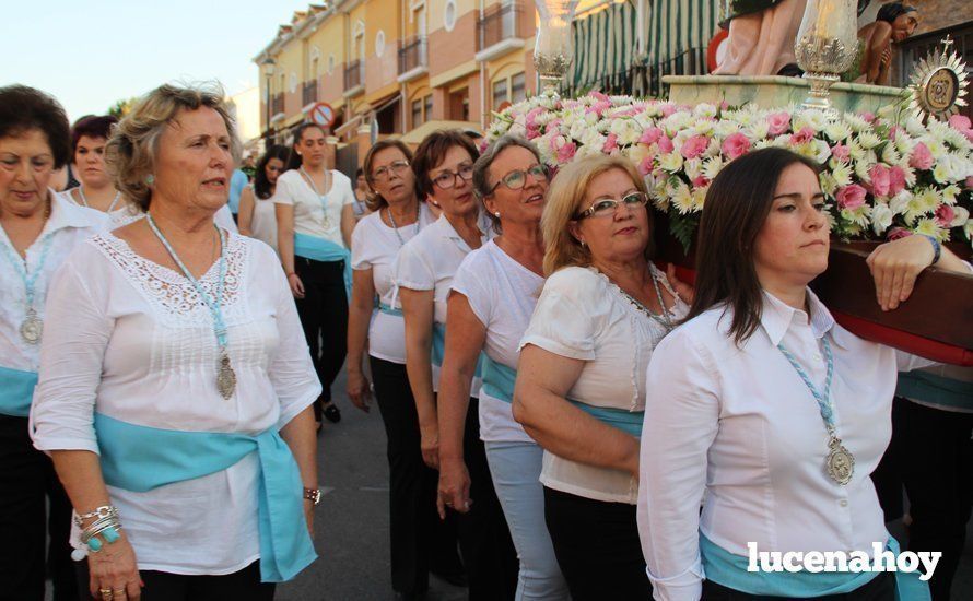 Galería: Un grupo de mujeres porta a Santa Marta por el barrio del Valle tras su restauración Galería: Un grupo de mujeres porta a Santa Marta por el barrio del Valle tras su restauración