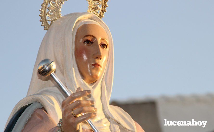 Galería: Un grupo de mujeres porta a Santa Marta por el barrio del Valle tras su restauración Galería: Un grupo de mujeres porta a Santa Marta por el barrio del Valle tras su restauración