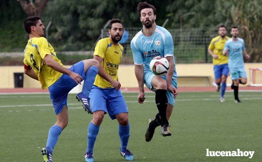  Chico, controla el balón con la camisola de la Lebrijana. JOSÉ LUIS MONTERO 