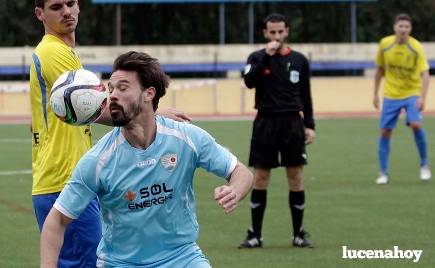  Chico, controla el balón, luciendo la camiseta celeste de la Lebrijana. JOSÉ LUIS MONTERO 