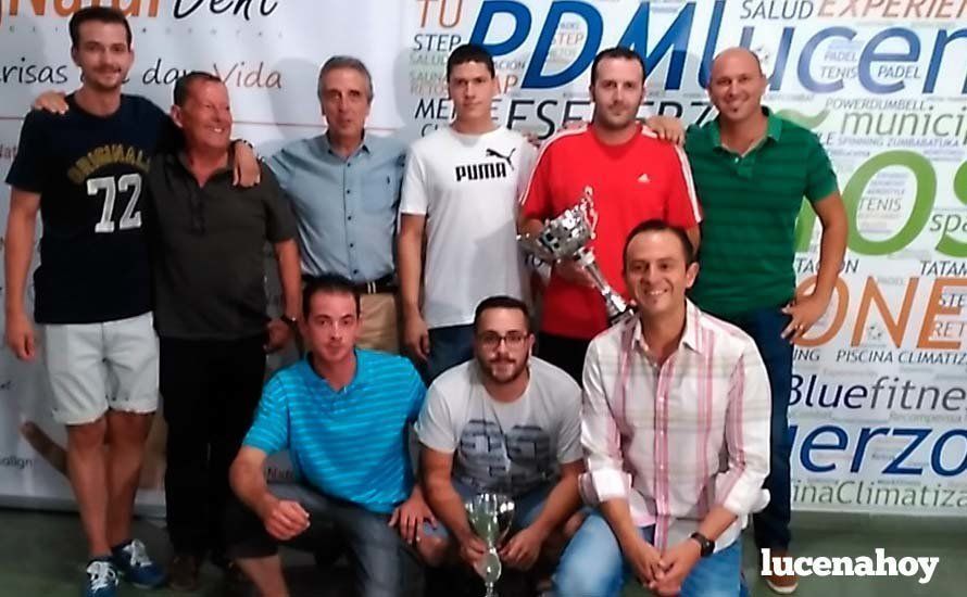  Equipo Riazor, ganadores de la Primera División de fútbol sala, y representantes políticos. 