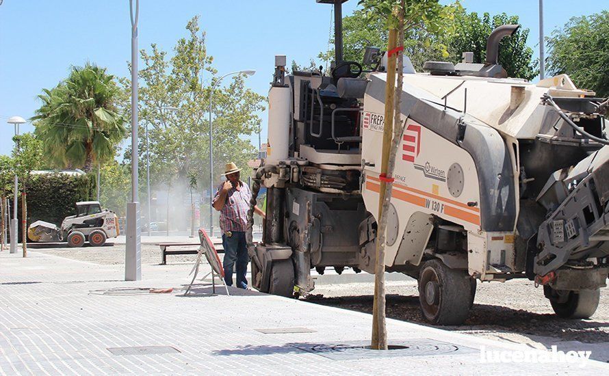 Trabajos de asfaltado en una calle de Lucena. Archivo