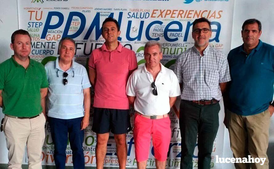  Políticos locales y representantes del Club Balonmano Lucena y de la Federación Andaluza de Balonmano, ayer en el PDM. 