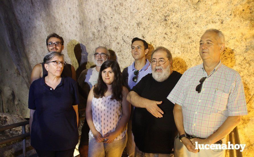  Un momento de la rueda de prensa en el interior de la sima del Ángel 