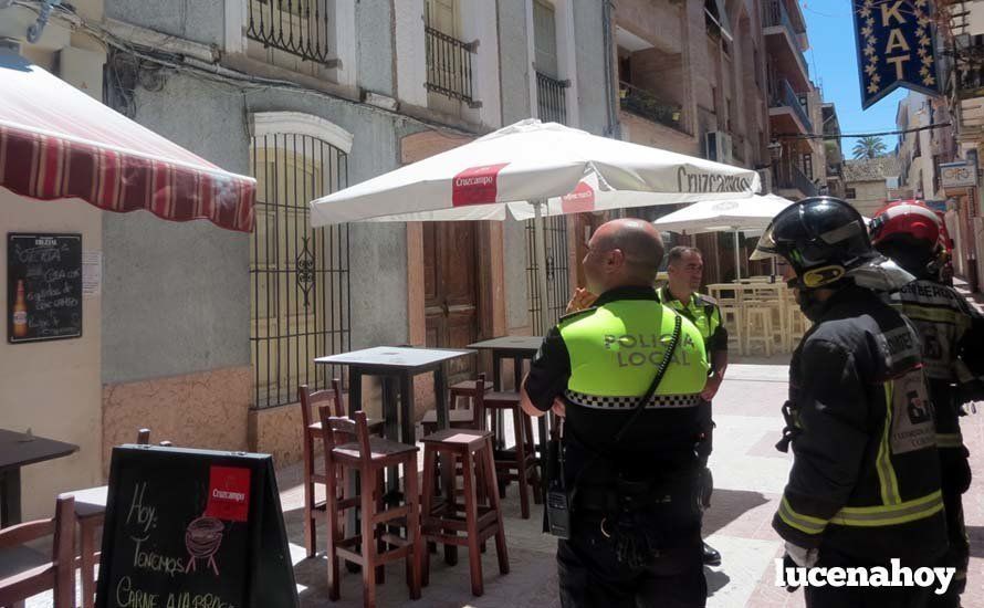  Agentes de la Policía Local y efectivos del Parque Comarcal de Bomberos, en el lugar donde se ha producido el incendio. 