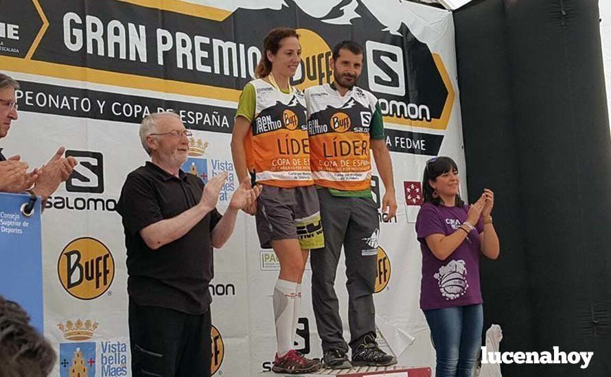  Antonio Manjón, en el podio, con el maillot de líder. 