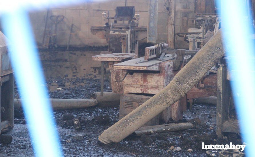 Galería: Un incendio calcina una nave dedicada a la fabricación de muebles Galería: Un incendio calcina una nave dedicada a la fabricación de muebles