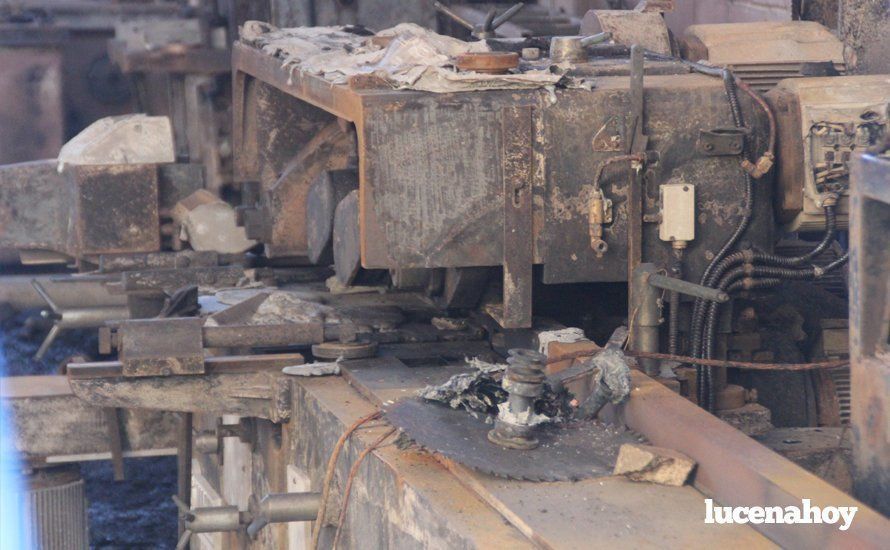Galería: Un incendio calcina una nave dedicada a la fabricación de muebles Galería: Un incendio calcina una nave dedicada a la fabricación de muebles
