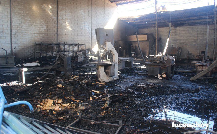 Galería: Un incendio calcina una nave dedicada a la fabricación de muebles Galería: Un incendio calcina una nave dedicada a la fabricación de muebles