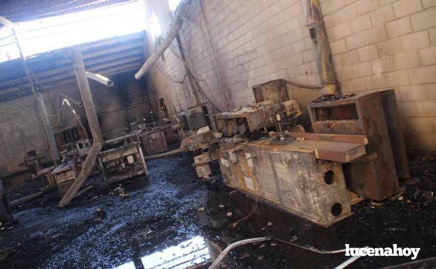 Galería: Un incendio calcina una nave dedicada a la fabricación de muebles Galería: Un incendio calcina una nave dedicada a la fabricación de muebles
