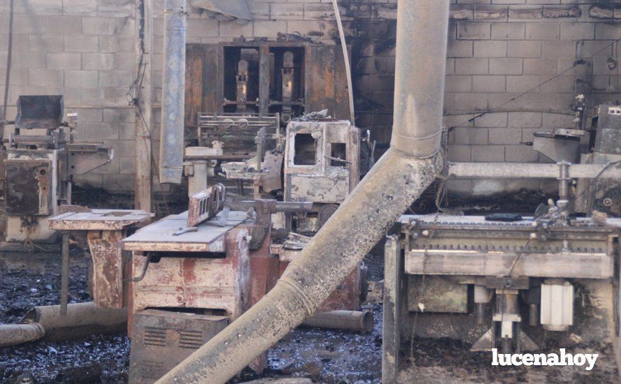 Galería: Un incendio calcina una nave dedicada a la fabricación de muebles