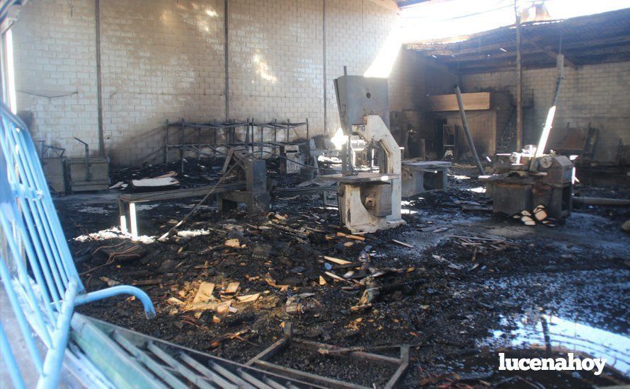 Galería: Un incendio calcina una nave dedicada a la fabricación de muebles Galería: Un incendio calcina una nave dedicada a la fabricación de muebles