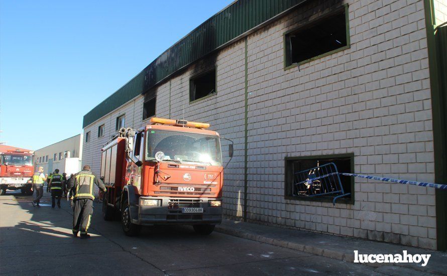 Galería: Un incendio calcina una nave dedicada a la fabricación de muebles