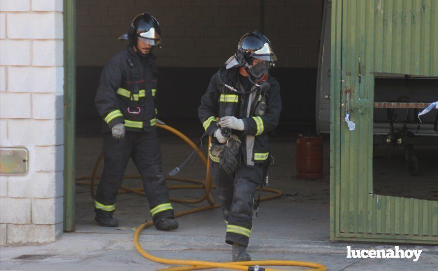 Galería: Un incendio calcina una nave dedicada a la fabricación de muebles Galería: Un incendio calcina una nave dedicada a la fabricación de muebles