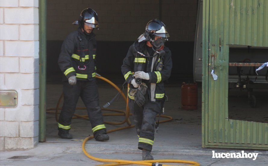 Galería: Un incendio calcina una nave dedicada a la fabricación de muebles