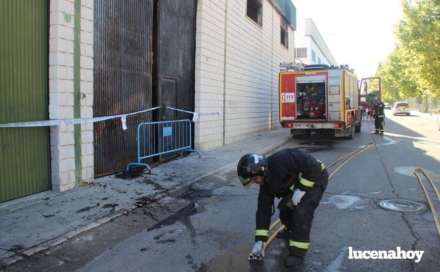 Galería: Un incendio calcina una nave dedicada a la fabricación de muebles