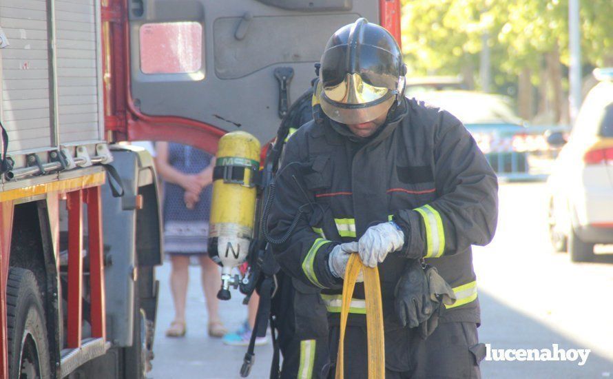 Galería: Un incendio calcina una nave dedicada a la fabricación de muebles