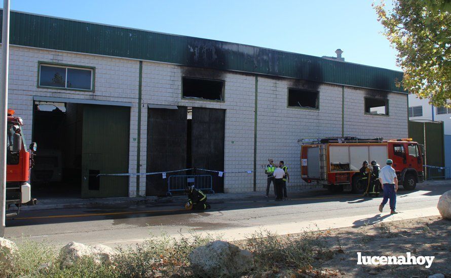 Galería: Un incendio calcina una nave dedicada a la fabricación de muebles