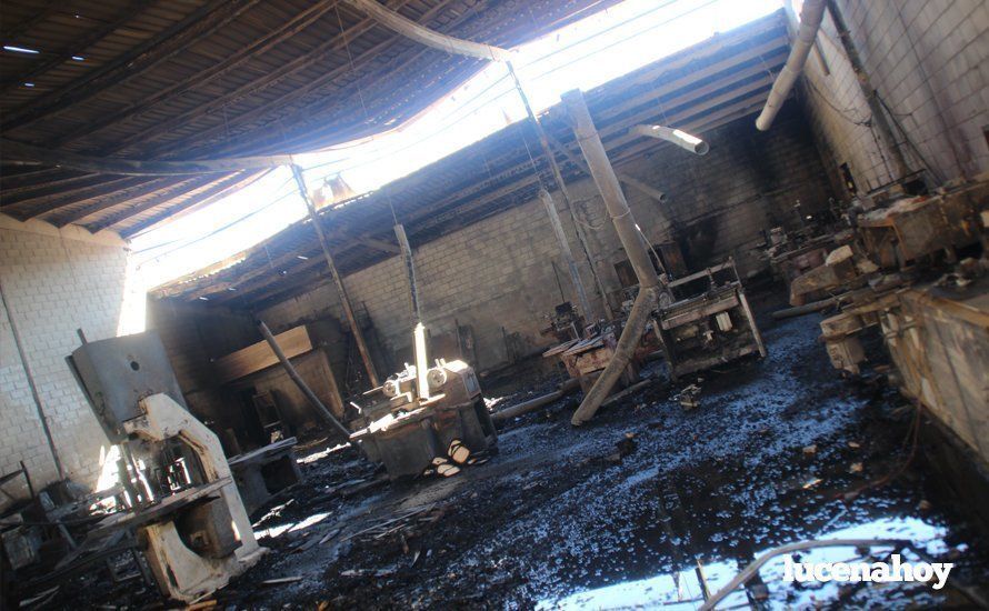 Galería: Un incendio calcina una nave dedicada a la fabricación de muebles Galería: Un incendio calcina una nave dedicada a la fabricación de muebles